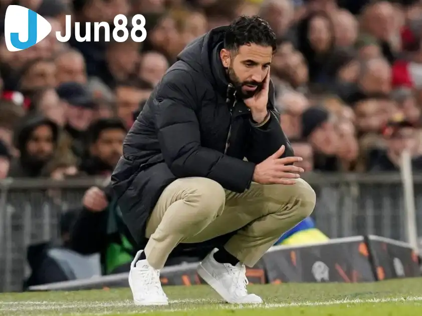 Chỉ có chiến thắng trước Chelsea mới giúp HLV Amorim trút bỏ phần nào những áp lực sau chuỗi thành tích kém ấn tượng gần đây (Ảnh: BBC)