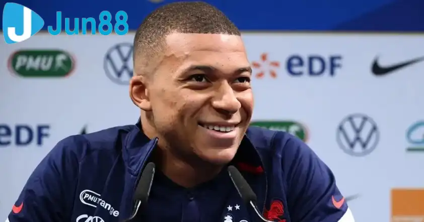 Mbappe chia sẻ rất hạnh phúc nhưng đồng thời anh vẫn còn một người nữa phải bắt kịp. (Ảnh: Tribuna)