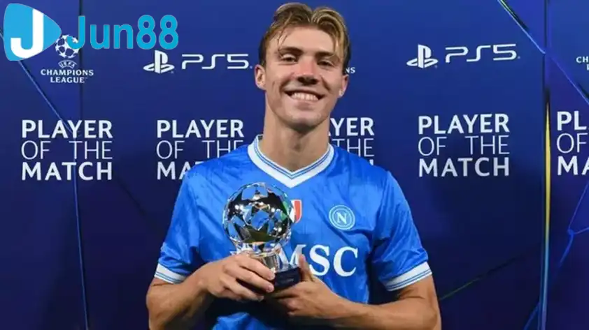 Hojlund đạt giải cầu thủ hay nhất sau trận đấu giữa Napoli và Sporting Lisbon (Ảnh: UEFA). Hojlund đạt giải cầu thủ hay nhất sau trận đấu giữa Napoli và Sporting Lisbon (Ảnh: UEFA).