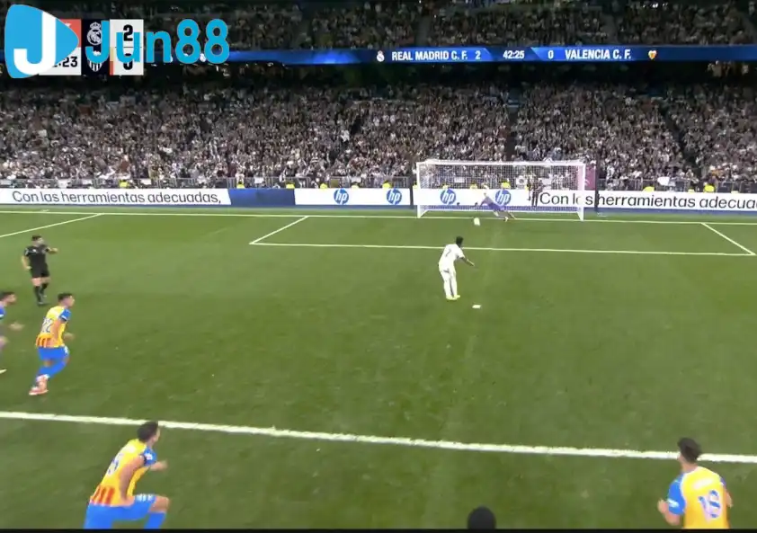 Pha đá 11m dở tệ của Vinicius trong trận gặp Valencia - Ảnh: @_BeFootball