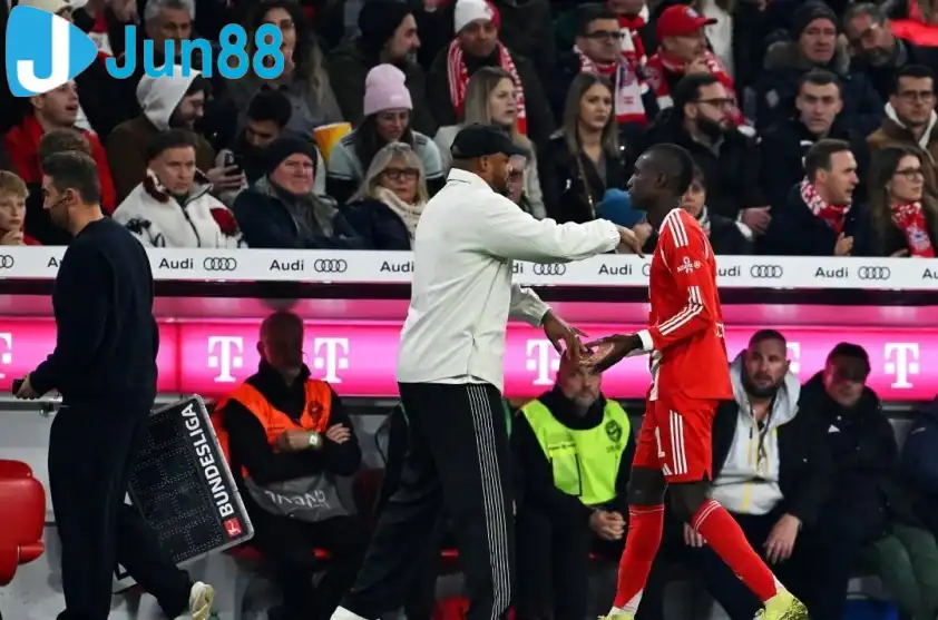 Tiền đạo người Senegal vẫn được HLV Kompany đặt trọn niềm tin (Ảnh: Kicker) Tiền đạo người Senegal vẫn được HLV Kompany đặt trọn niềm tin (Ảnh: Kicker)
